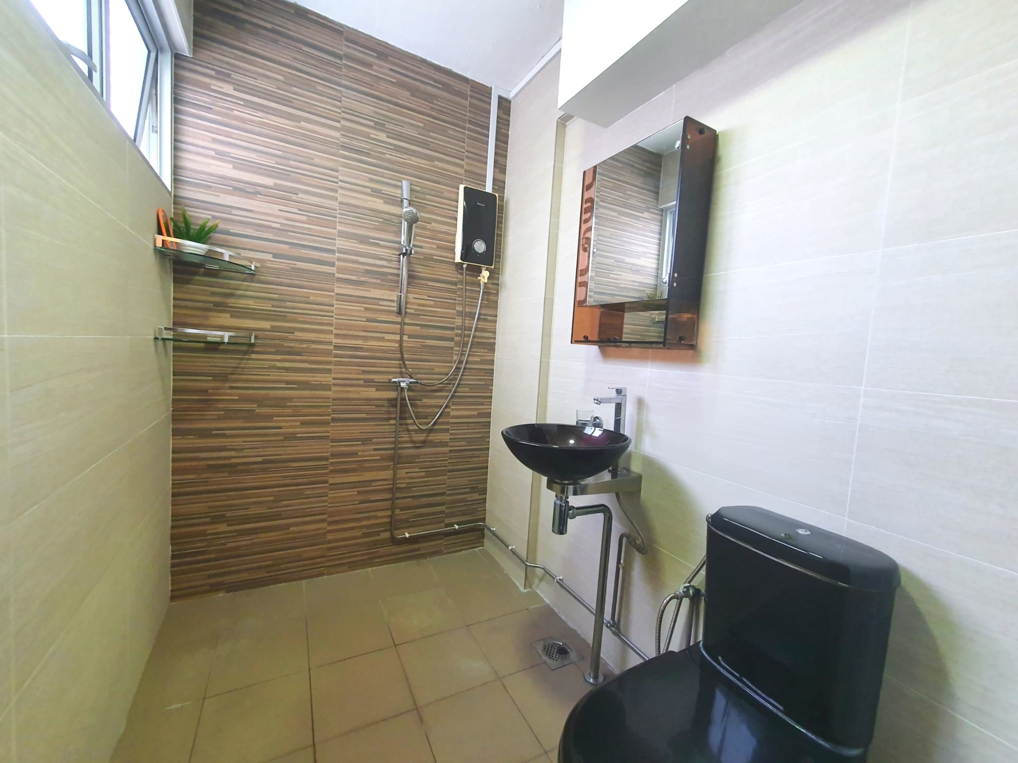 High-floor corner 5-room HDB at 30 Jalan Bahagia with balcony and breezy view — image 8