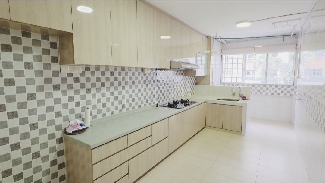 Corner HDB unit at 207 Serangoon Central with bright living and dining hall