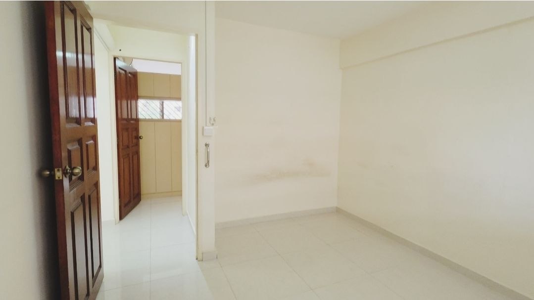 Corner HDB unit at 207 Serangoon Central with bright living and dining hall — image 4