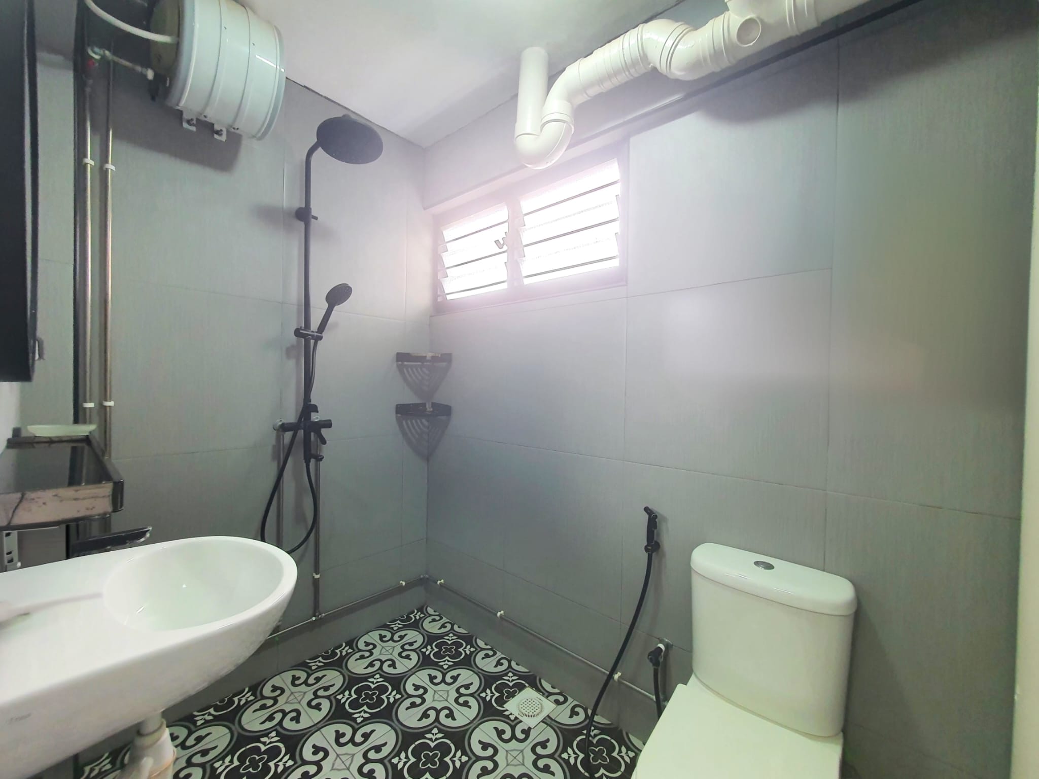 High-floor corner 5-room HDB at 30 Jalan Bahagia with balcony and breezy view — image 7