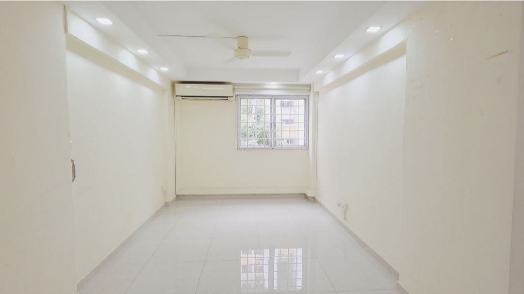 Corner HDB unit at 207 Serangoon Central with bright living and dining hall — image 2