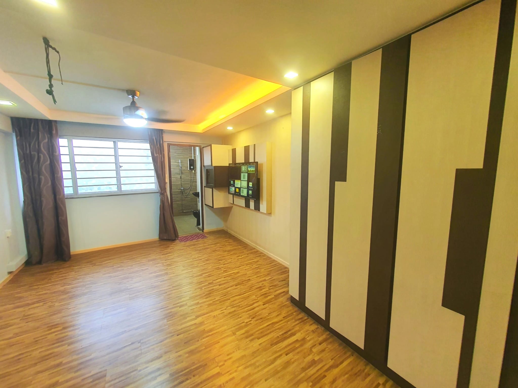 High-floor corner 5-room HDB at 30 Jalan Bahagia with balcony and breezy view — image 5